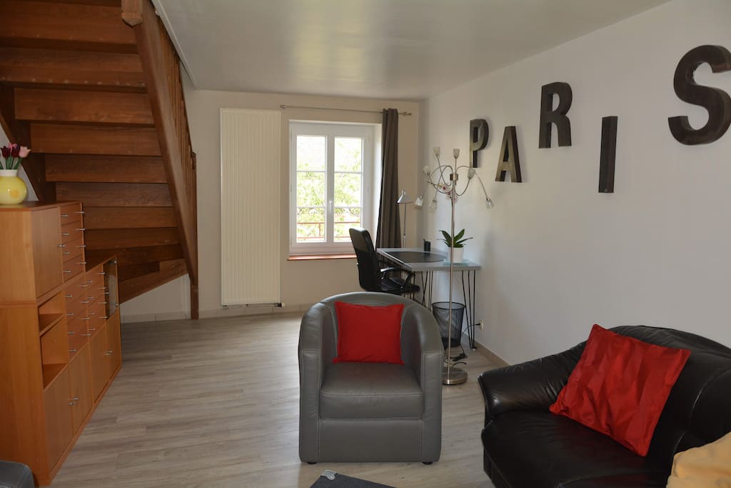 salon avec coin bureau