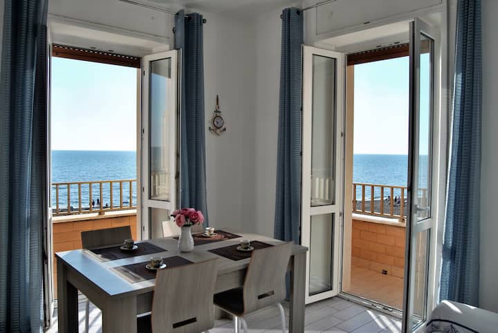 Seafront apartment just outside Rome