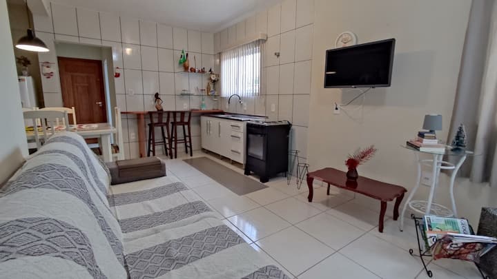 Dhomë ndenjjeje me divan me tre vende.