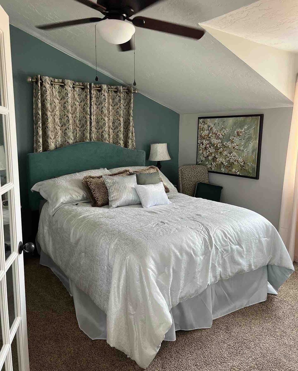 Dhomë gjumi e parë elegante dhe çlodhëse me krevat të rehatshëm me madhësi dopio "queen".