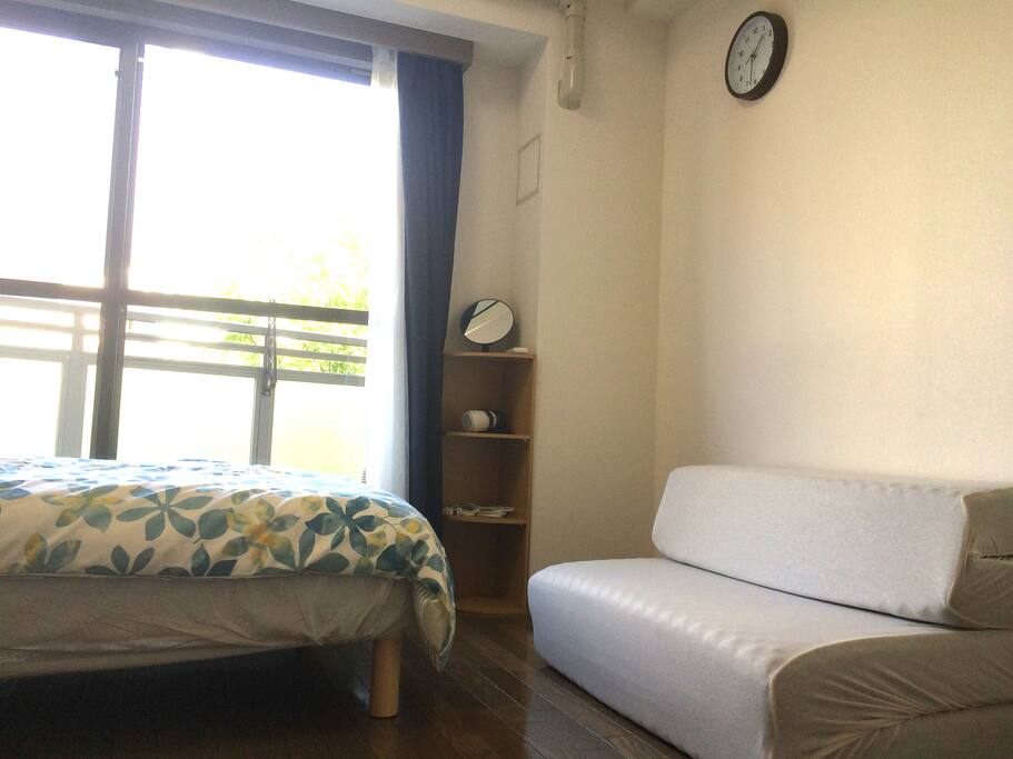 Beautiful bedroom and you would have a good dream here. 漂亮的卧室,你会在这里有个好梦的。