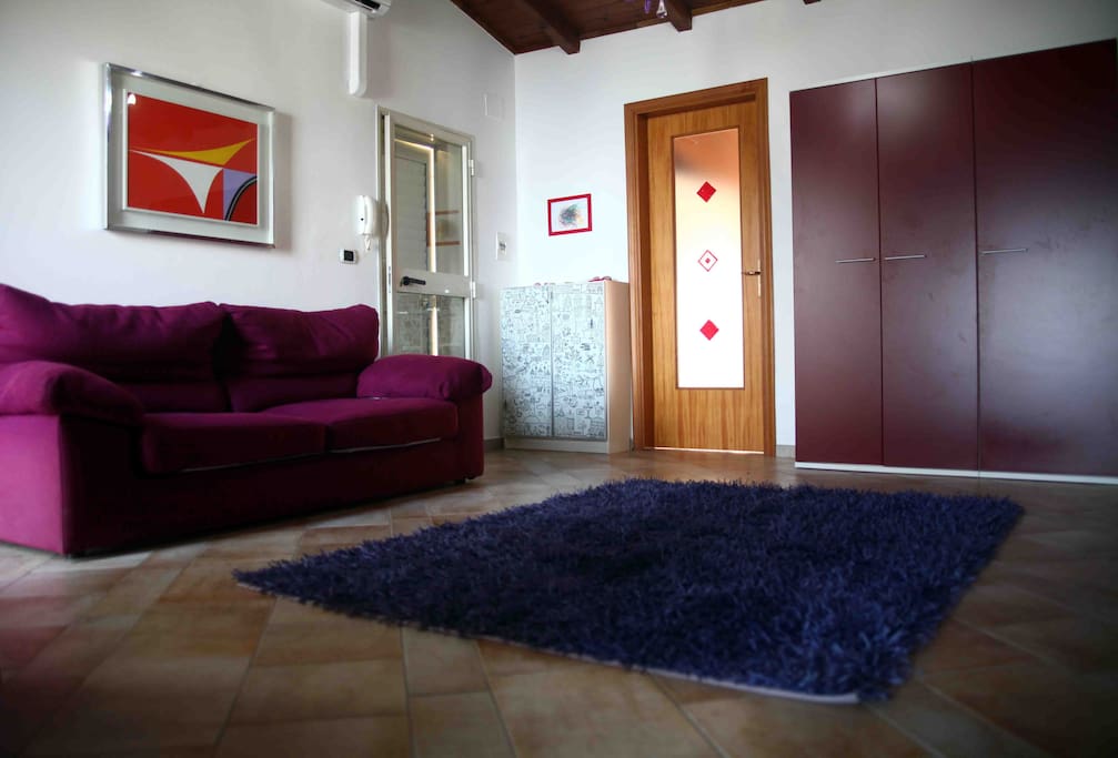 Ingresso e accogliente zona giorno climatizzata e dotata di TV