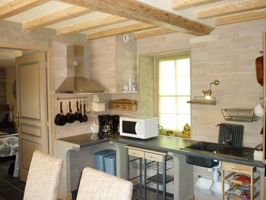 La cuisine accessible, coin à manger avec vue sur le bief