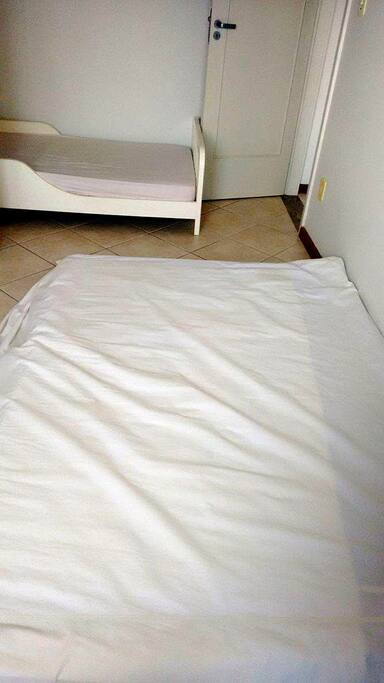 3 beds. Três camas. (2 couple beds and 1 for kids.