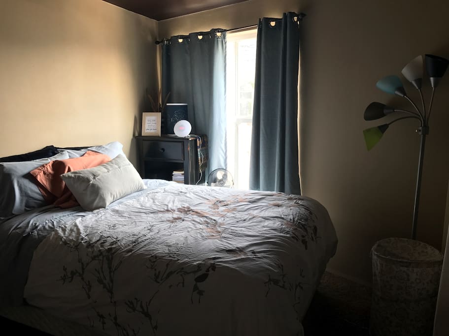 Master bedroom, queen bed