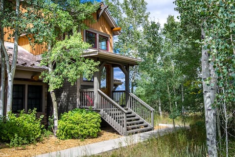 Beautiful Spacious 2 Bedroom & Loft Mountain Condo