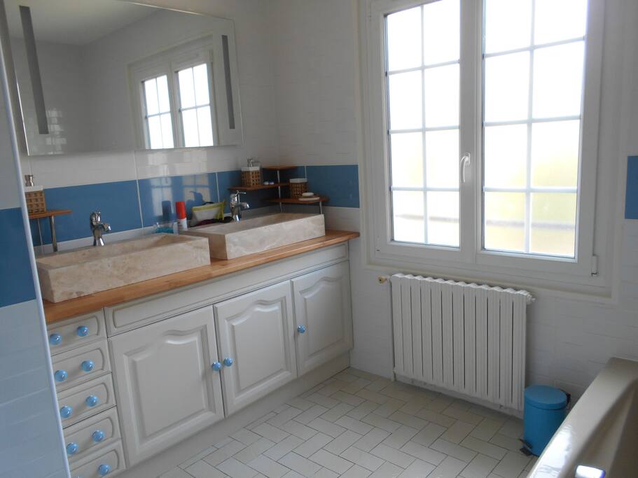 Sdb avec douche et baignoire, 2 vasques, vue piscine