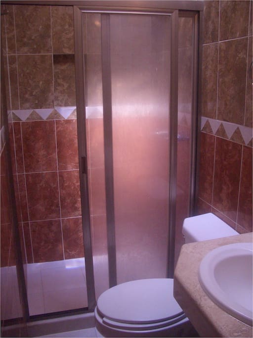 Baño privado dentro de la habitación