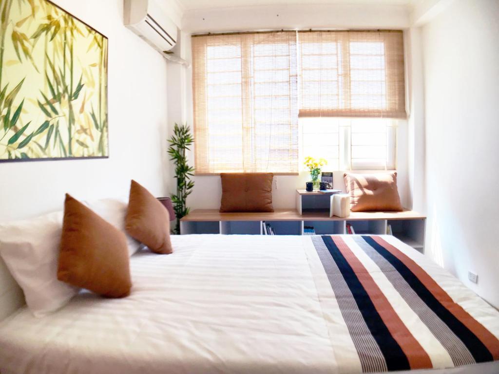 החדר נקי ומלא באור