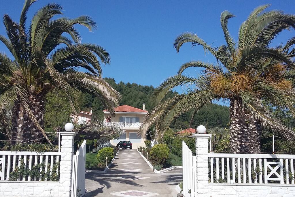 Το διαμέρισμα βρίσκεται μπροστά στην παραλία του Αχλαδοπόταμου.