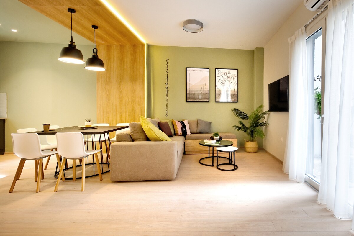 Potpuno renoviran stan s dvije spavaće sobe, dnevnim prostorom s velikom sofom na uglu i blagovaonicom, potpuno opremljenom kuhinjom i dvije luksuzne kupaonice s tuš-kadom u brvnari.