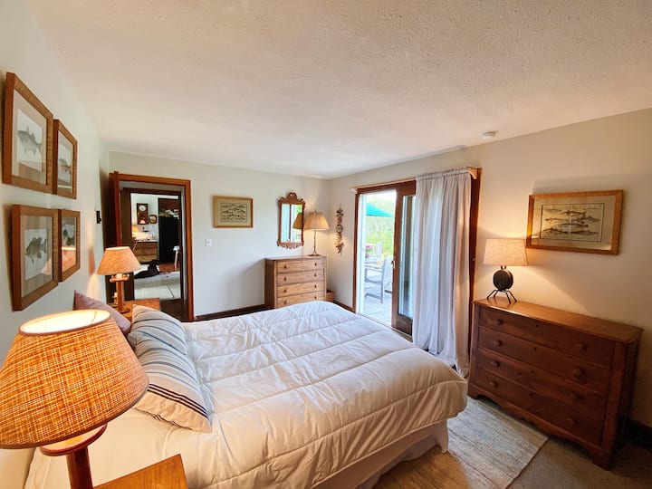 Легло тип Куин „Рибна стая“ с плъзгаща се врата и директен достъп до предната палуба