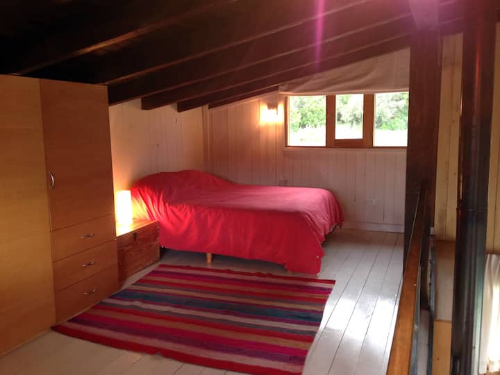 החדר בקומת הביניים. מיטת קווין סייז.