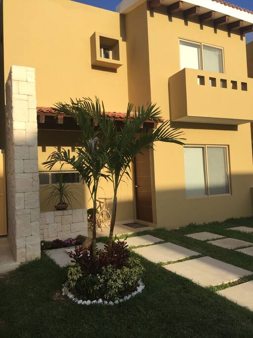 Vista frontal casa/Front view of the house