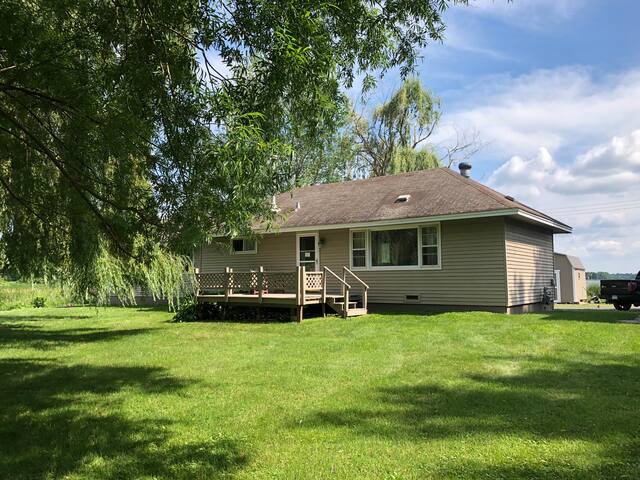 Spacious 3-BR Lakefront Getaway