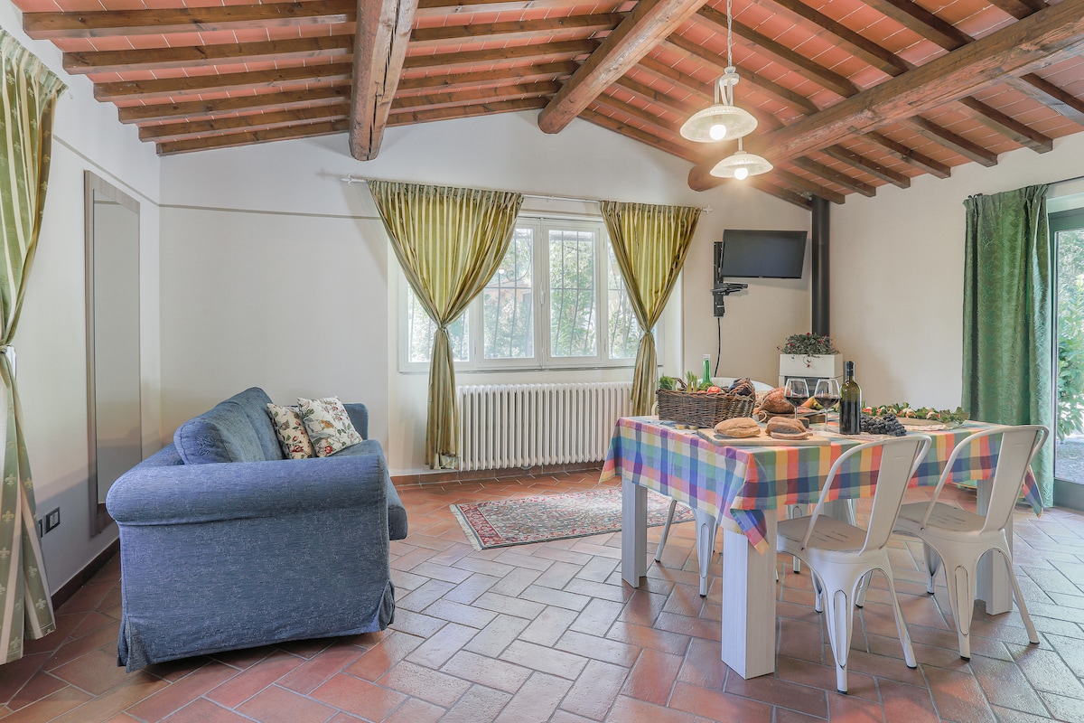 Sala de estar 2 con una cama doble y sofá.