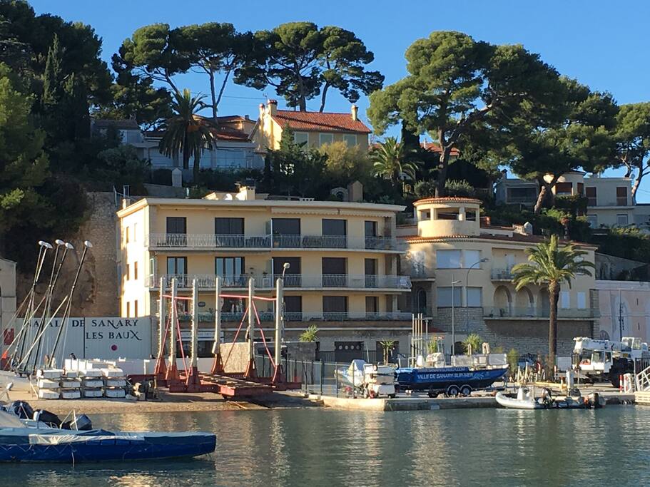 Vue de l'immeuble (appartement en haut à gauche)