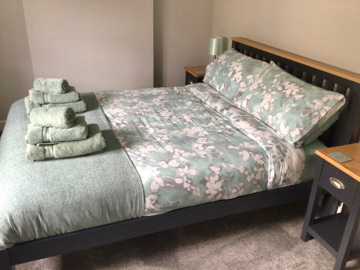 Luxury bedding and throws complement the Egyptian-cotton towels, all freshly laundered, are provided for you to use during your stay. 