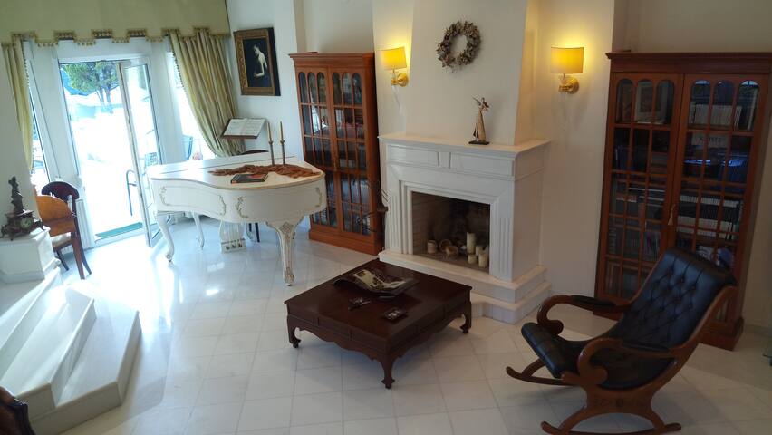 Πολυτελής κατοικία με θέα τον Θερμαϊκό gallery image 2