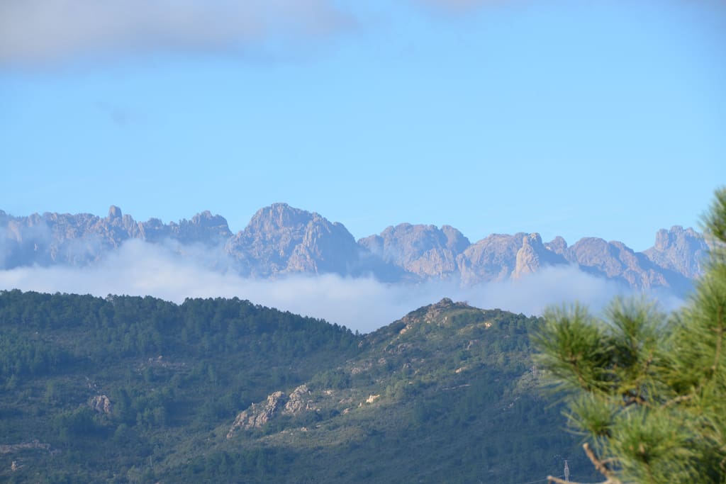 Vue de la terrasse (côté salon) sur les aiguilles de Bavella