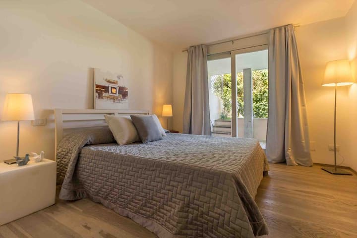 غرفة نوم ثانية بسرير بحجم كبير 