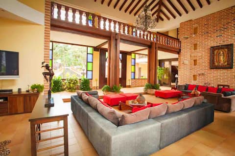 Top Airbnb: Villa Santillana, pool, jacuzzi, sauna, and sports in Copacabana