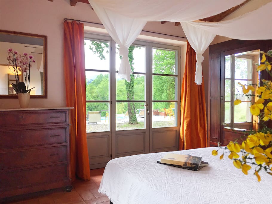 Queen bedroom overlooking the pool