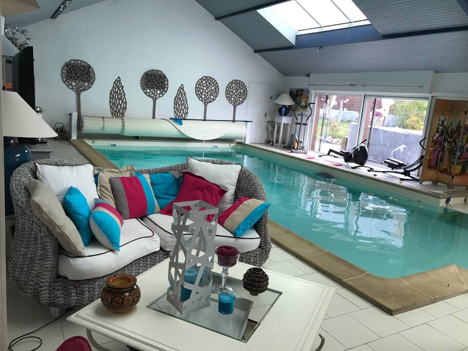 Petit salon autour de la piscine