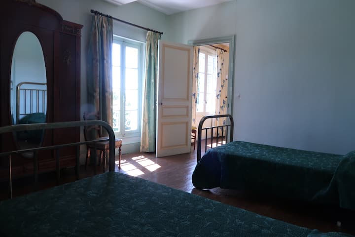 მწვანე ოთახი 1-ლი სართული 2 საწოლით 90, გადაჰყურებს აუზსა და ხეობას