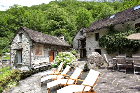 Private holiday village with a view, 2 rustici