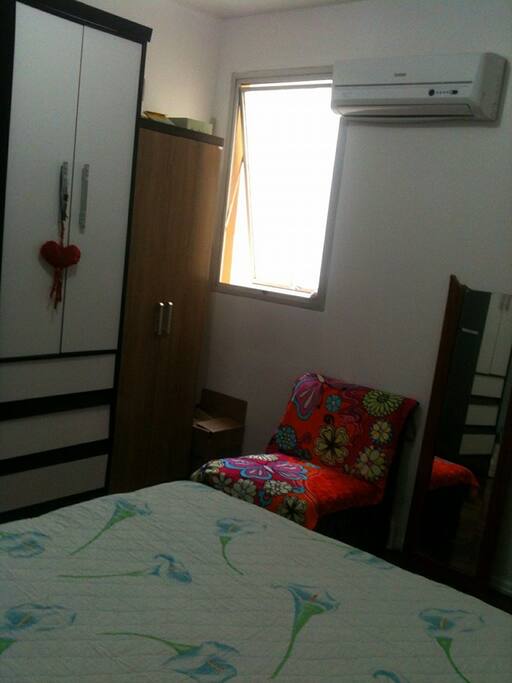 quarto com cama de casal e ar condicionado