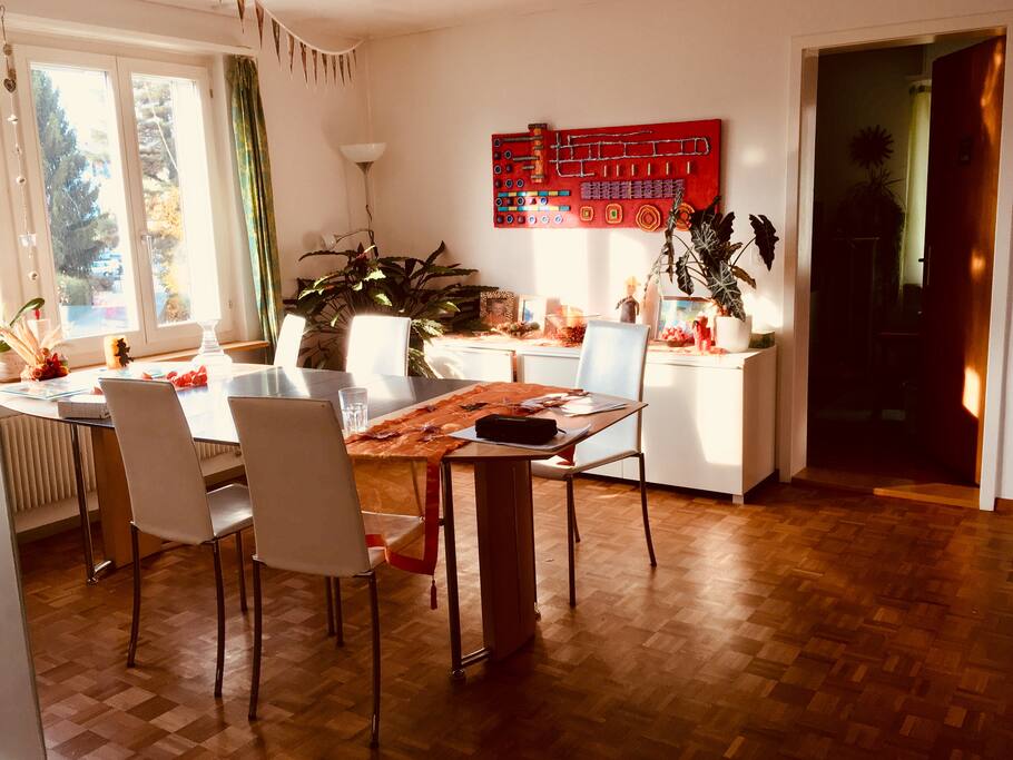 Der Gemeinsame Wohnraum die Türe führt zu deinem Zimmer