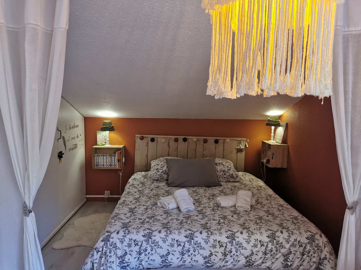 Spálňa s posteľou 160 x 200 cm. Úložná skrinka, okno s výhľadom na borovice. 