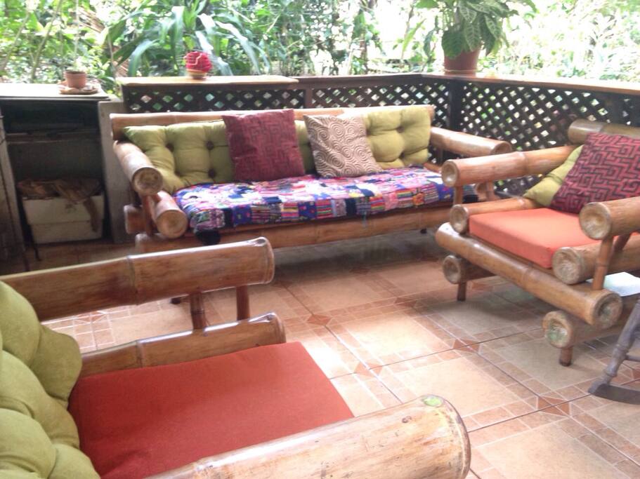 Área de terraza con parrilla.