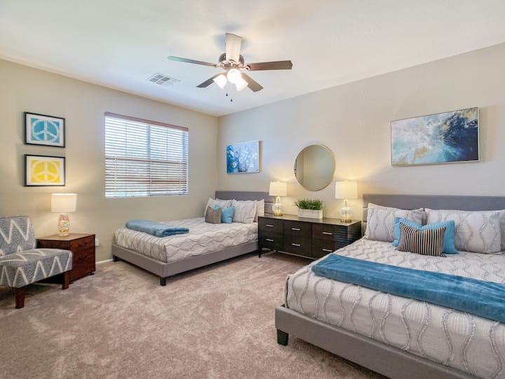 4号卧室，两张标准双人床，步入式衣橱