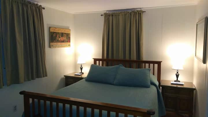 Master Bedroom, Queen Bed