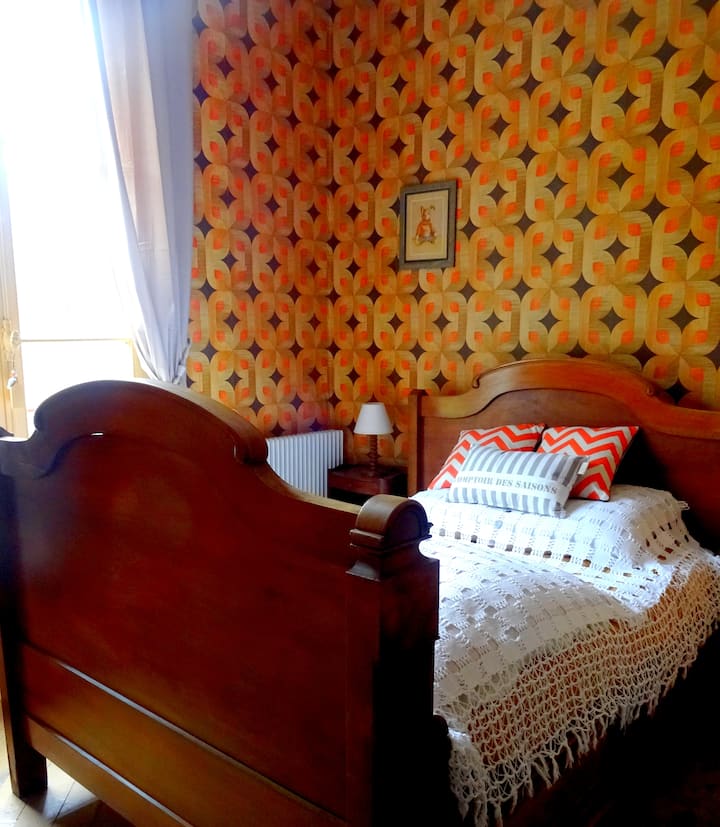 Chambre Jeanne - Aux couleurs des sixties, voyagez dans le temps grâce à un authentique lit de berger normand (2 places). La vue sur jardin et son atmosphère rétro vous feront passer un séjour inoubliable. 