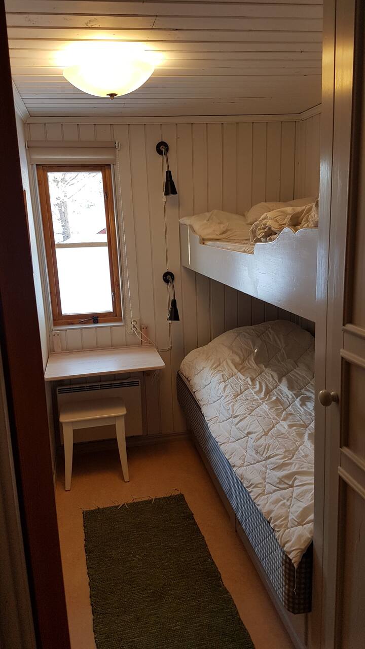 Andra lilla sovrummet med våningssäng. Förvaringslådor under sängen och en garderob. Den nedre sängen har en resårbotten, den övre har madrass.