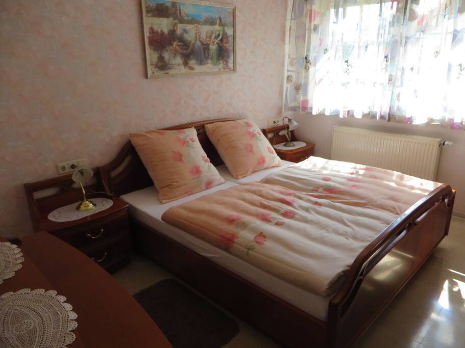 Schlafzimmer mit Doppelbett, kleiderschrank und Spiegelkommode