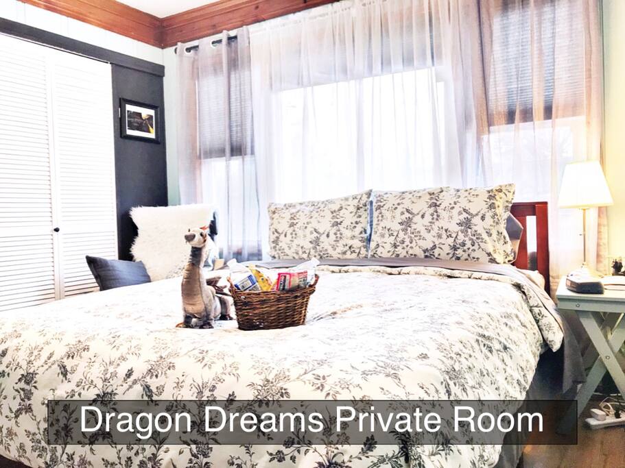 Dragon Dreams Upstairs room w/queen bed