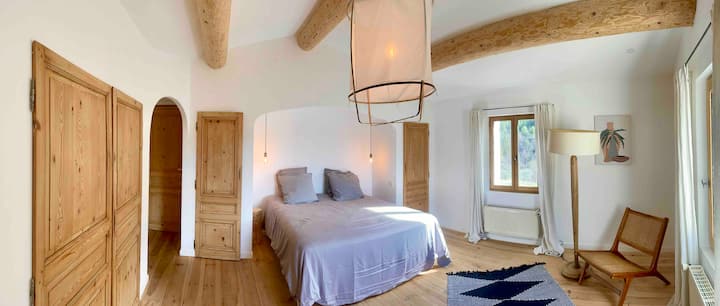 Au 1er étage, grande chambre