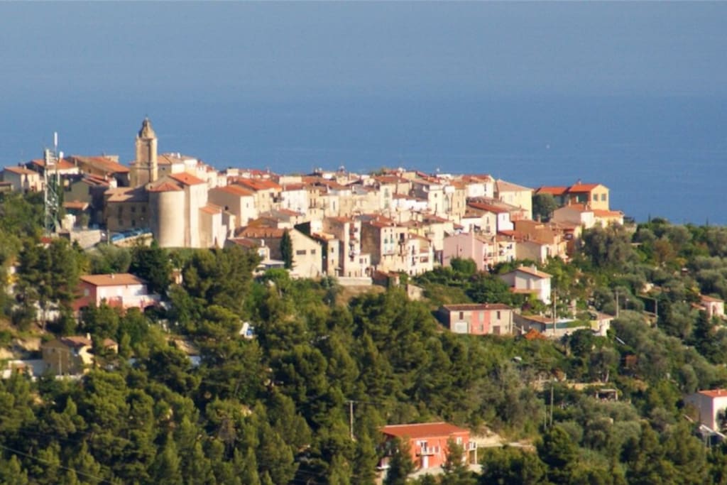 Village de Castellar à 800 mètres.