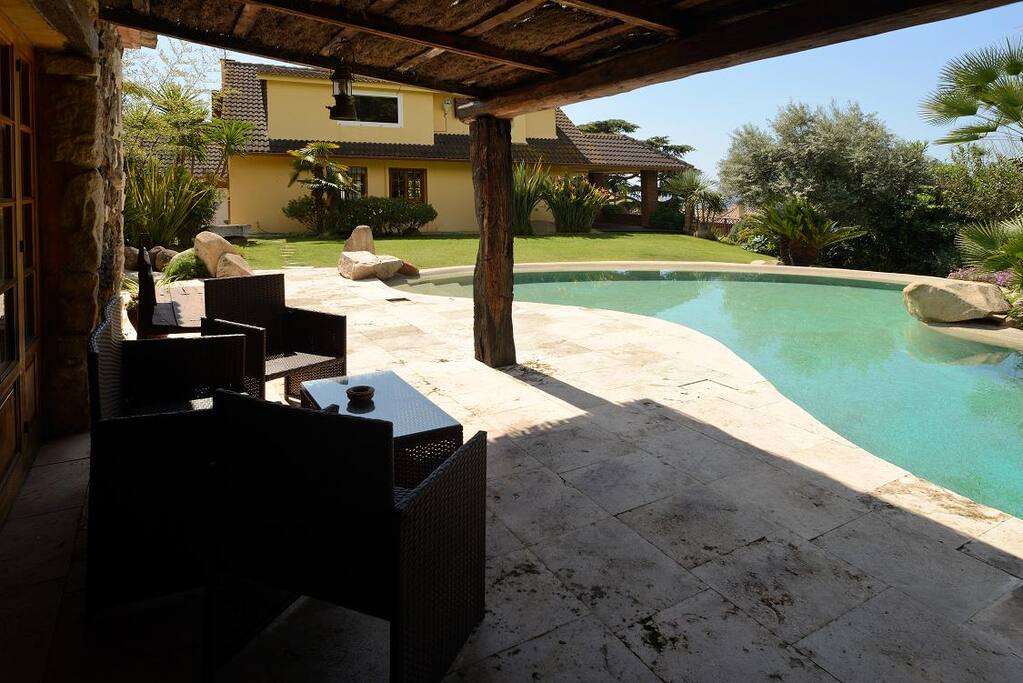 Pool house porche
