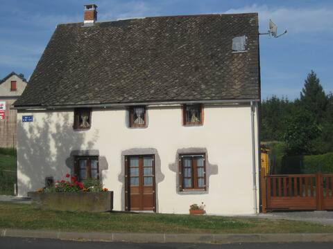 Nice restored house, at the foot of the Sancy