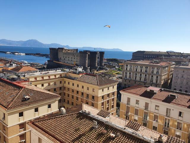 NEAPOLITAN SKYSCRAPER 3BEDROOMS IN FRONT OF CASTLE gallery image 5