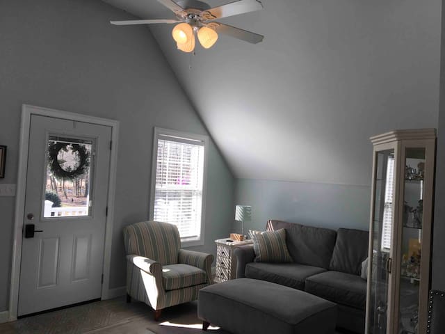 Collierville Upstairs Guesthouse 3 acres with pool