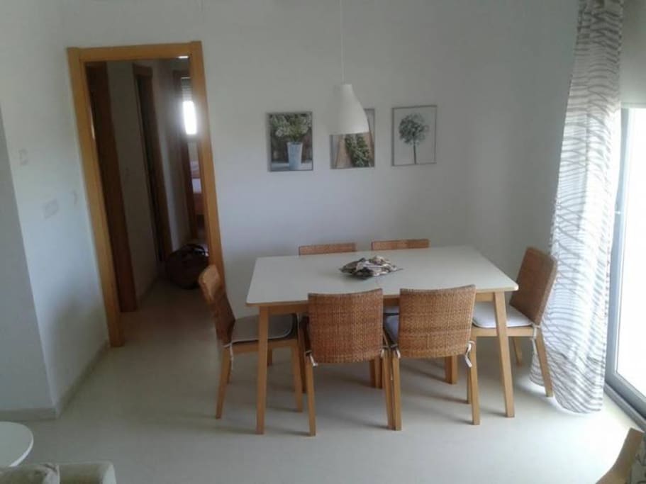Amplia mesa comedor en salón para 6 personas