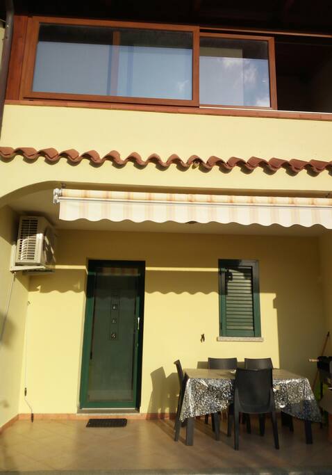 Veranda piano terra con tenda parasole, veranda primo piano dotate di tende
