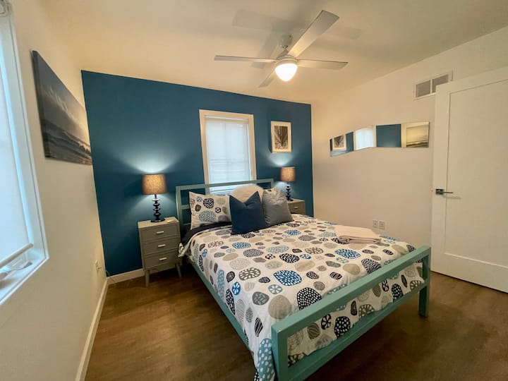 Blue Room - Downstairs - Bedroom 3 

Queen Bed, Two Windows, Private Closet with Hangers, Ceiling Fan.