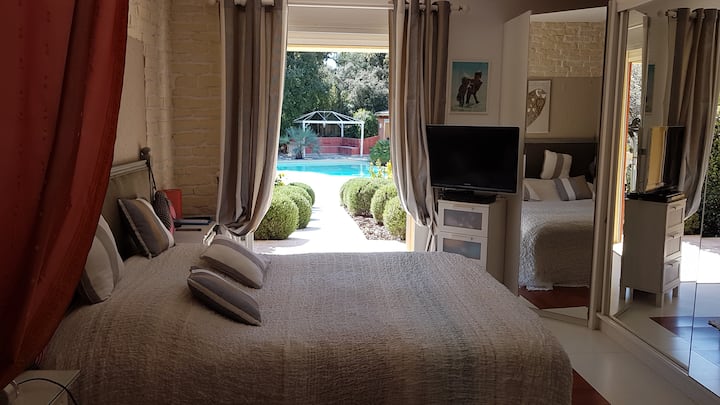 Habitación principal y su baño oriental  privado acceso  directo a la piscina y al jardín